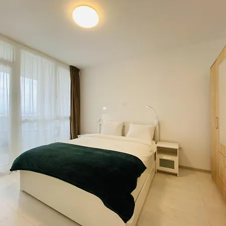 Charming Flat In With Balcony Panoramic View Брашов