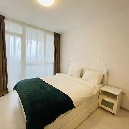 Апартаменти Charming Flat In With Balcony Panoramic View Брашов